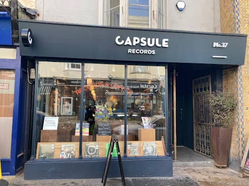 Capsule Records: Vinilos, café y barbería en Brighton