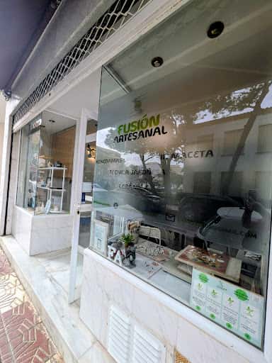 Fusión Artesanal: cerámica y kokedamas en Fuengirola