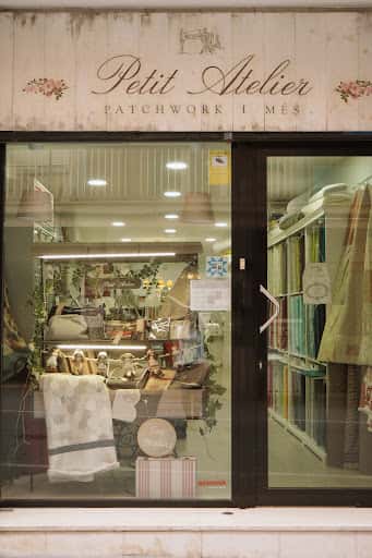 Costura creativa y upcycling en Petit Atelier