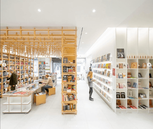 Central Librera Ferrol: Cómics, juegos y libros en A Magdalena