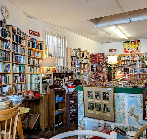 The Crooked Book: café, libros y antigüedades en Boscombe