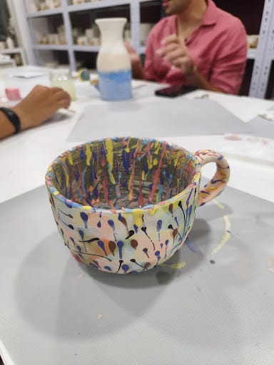 Pintar cerámica en A Coruña: taller y café en la Av. Finisterre