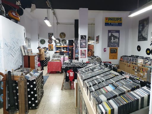 Vinilos y moda vintage en Discos Cucos Santander
