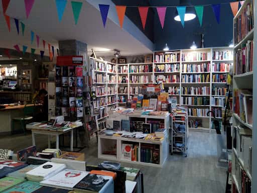 The Revoltosa: libros y café en el centro de Gijón