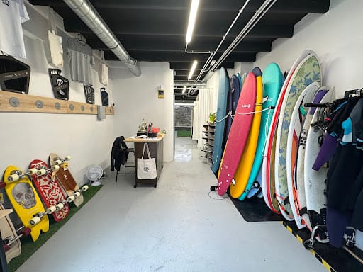 Surf Garage: guardatablas y cultura de surf en Gros