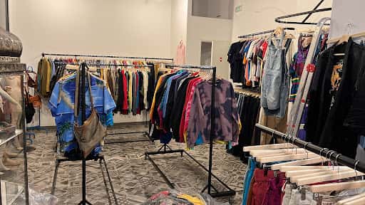 Oysters Vintage: moda retro y arte local en Málaga