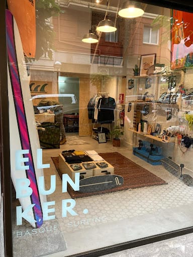 El Bunker Surf Shop: surf y arte local en San Sebastián