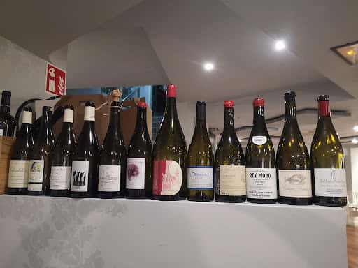 Viñoteca Bagos: vinos de autor y conservas en Pontevedra
