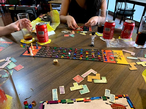 Bar Queimada Nivell Q: juegos de mesa y ambiente ochentero