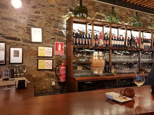 Bodega Rivas: Vinos y tapas con historia en Betanzos