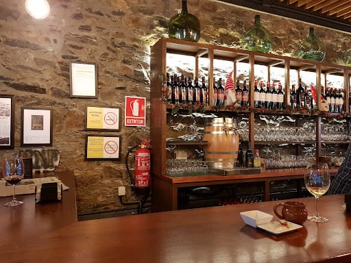 Bodega Rivas: Vinos y tapas con historia en Betanzos