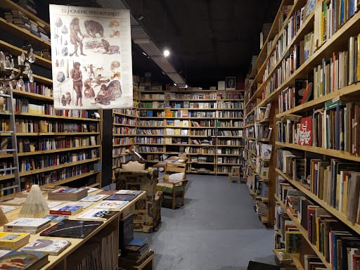 A Tobeira de Oza, librería de viejo y espacio cultural