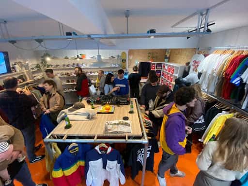 The Loft: moda vintage, vinilos y arte local en Plymouth