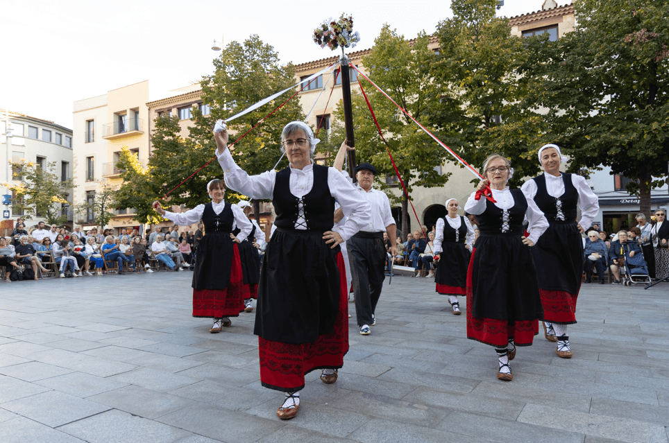 Actuació de l'Esbart dansaire de Granollers