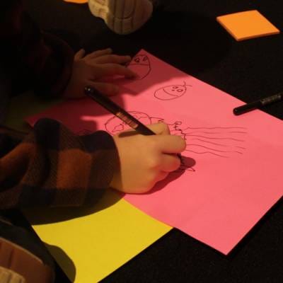 Kameleoiak gara! Arte lantegia. Strong back, soft front