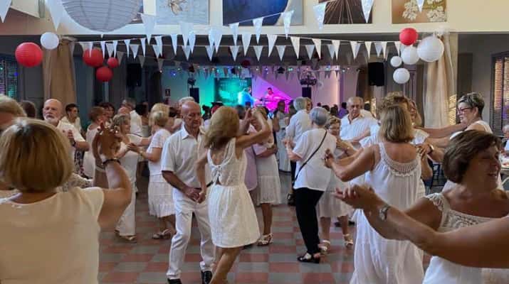 Ball de blanc amb el Dúo Valparaiso