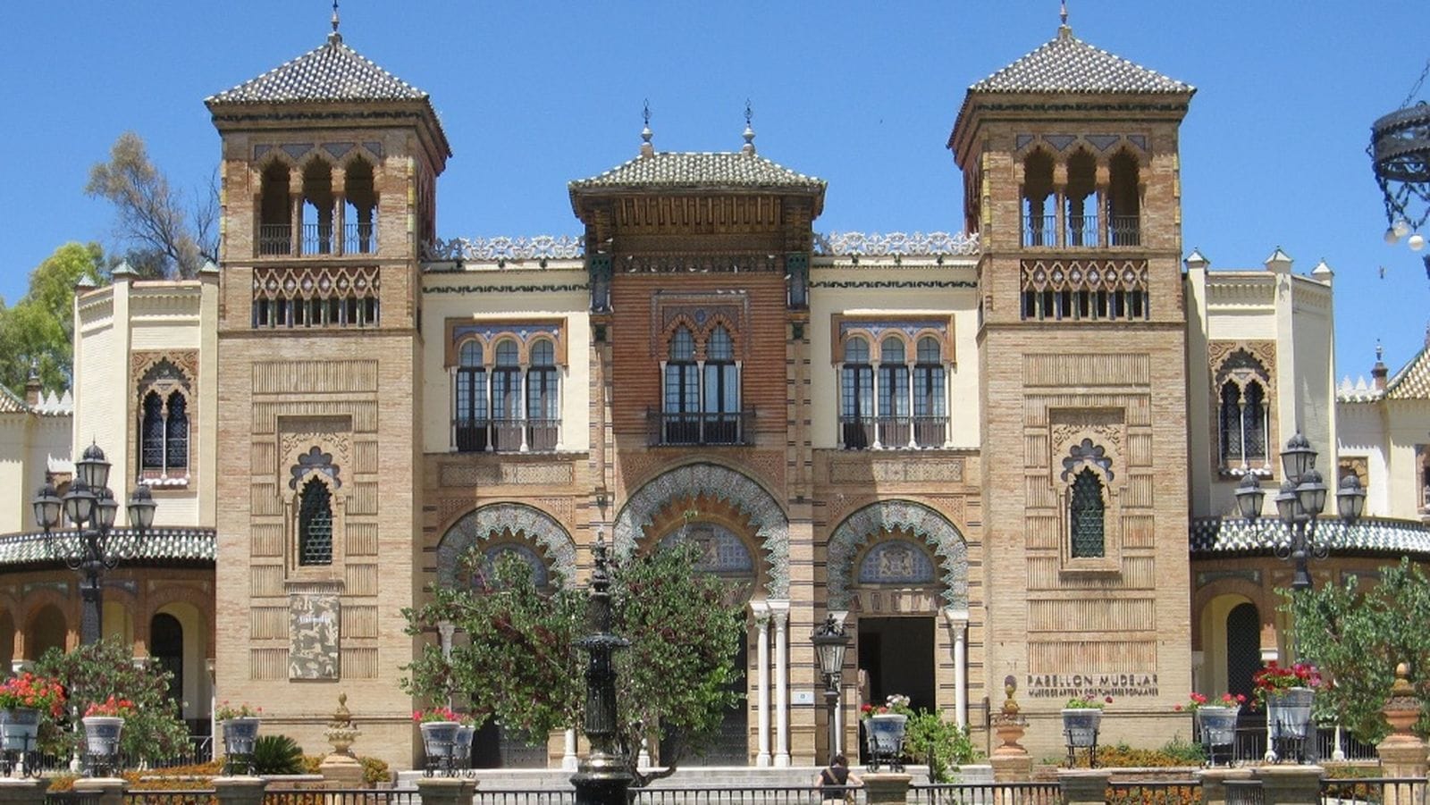Soñó Sevilla bajo las estrellas: La esposa y la chismosa y La casa de los milagros