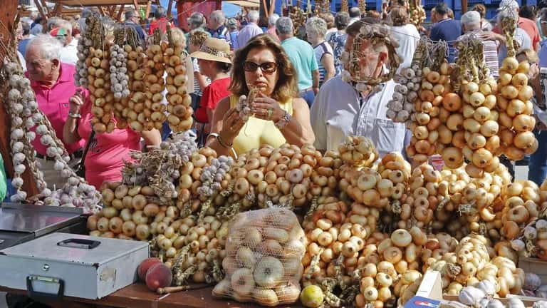 Feira da Cebola de Sanxenxo: puestos y tortilla gigante