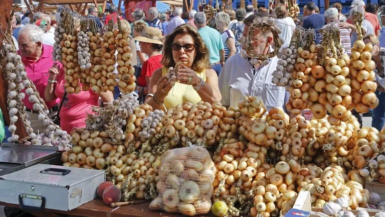 Feira da Cebola de Sanxenxo: puestos y tortilla gigante