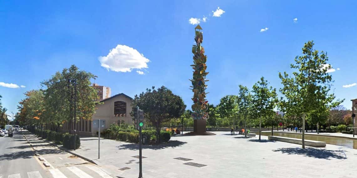 El Monolito de Manolo Valdés llega al Parc Central