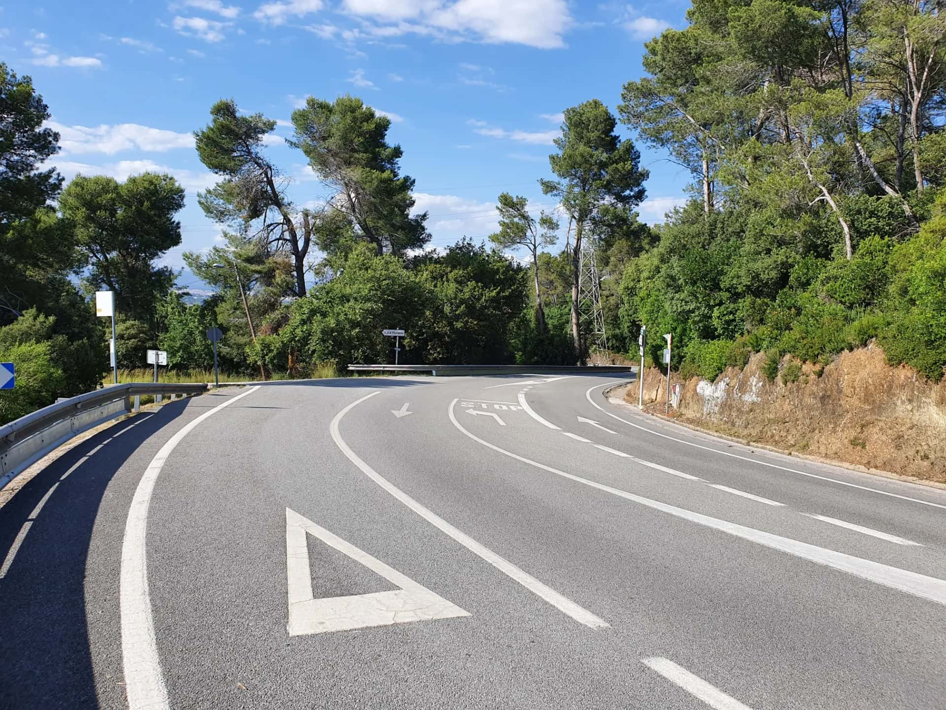 La carretera con curvas y vistas al mar en Barcelona