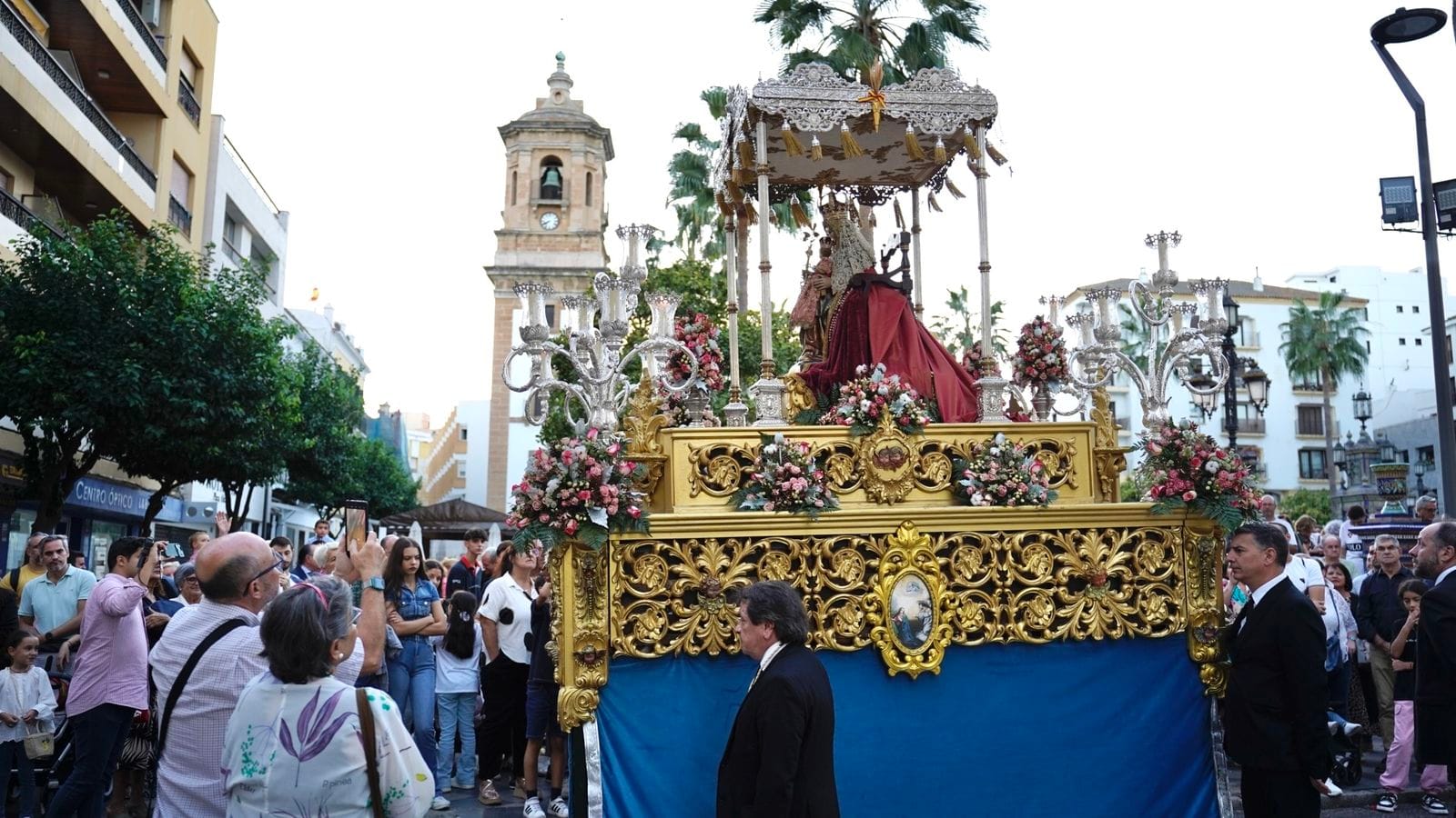 La Virgen del Rosario de Europa sale en procesión