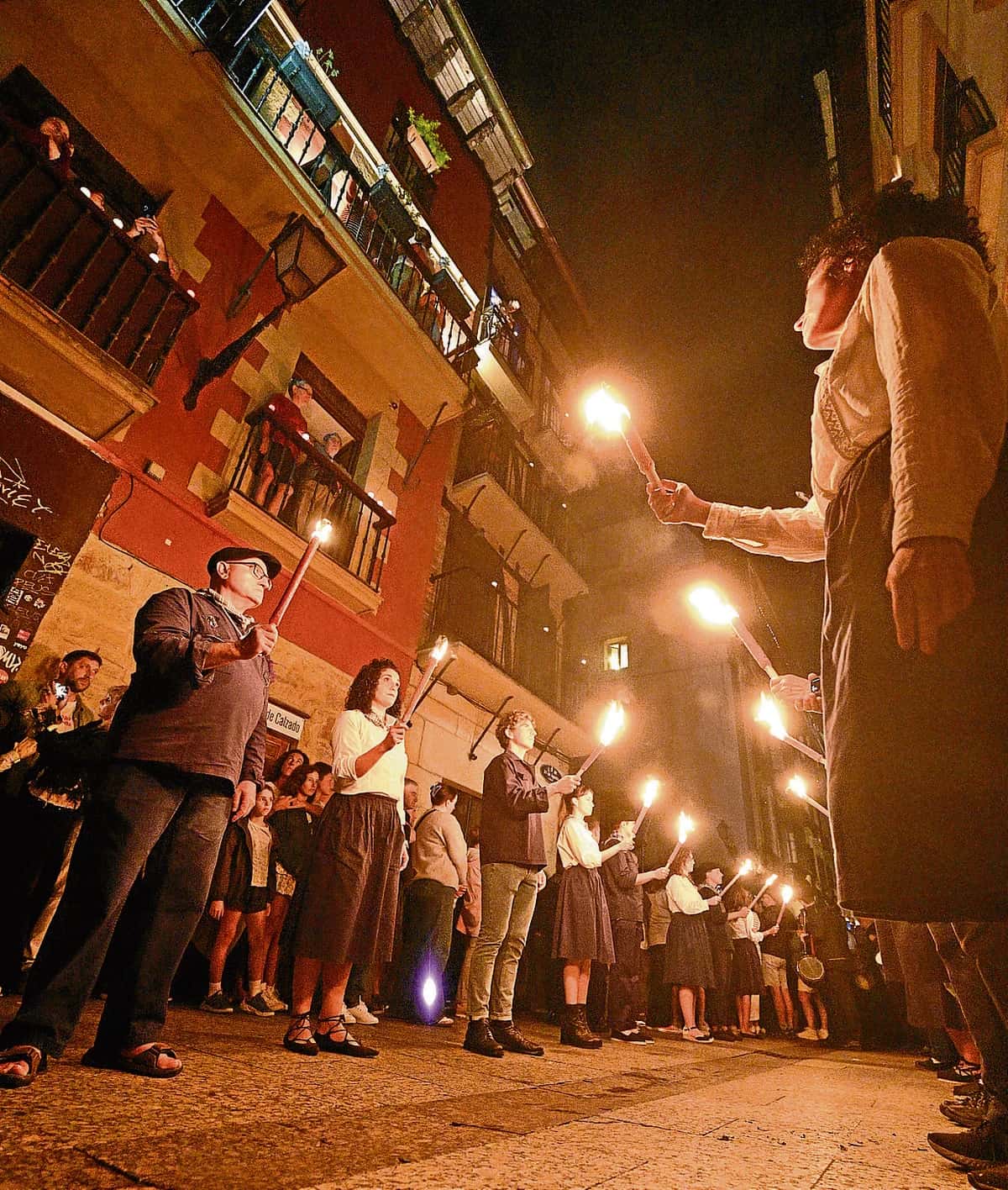 Donostia apaga sus luces y enciende velas