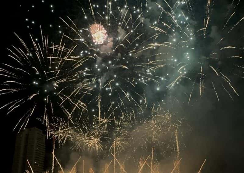 El piromusical Algoritmo ilumina la plaza del Ayuntamiento