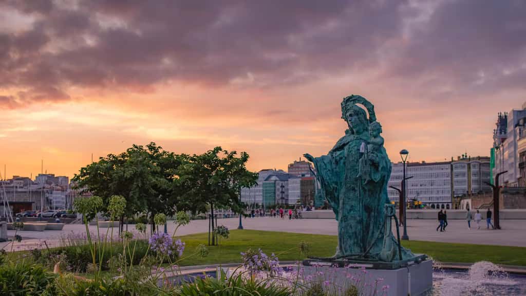 La Virgen del Carmen llena de tradición la bahía coruñesa