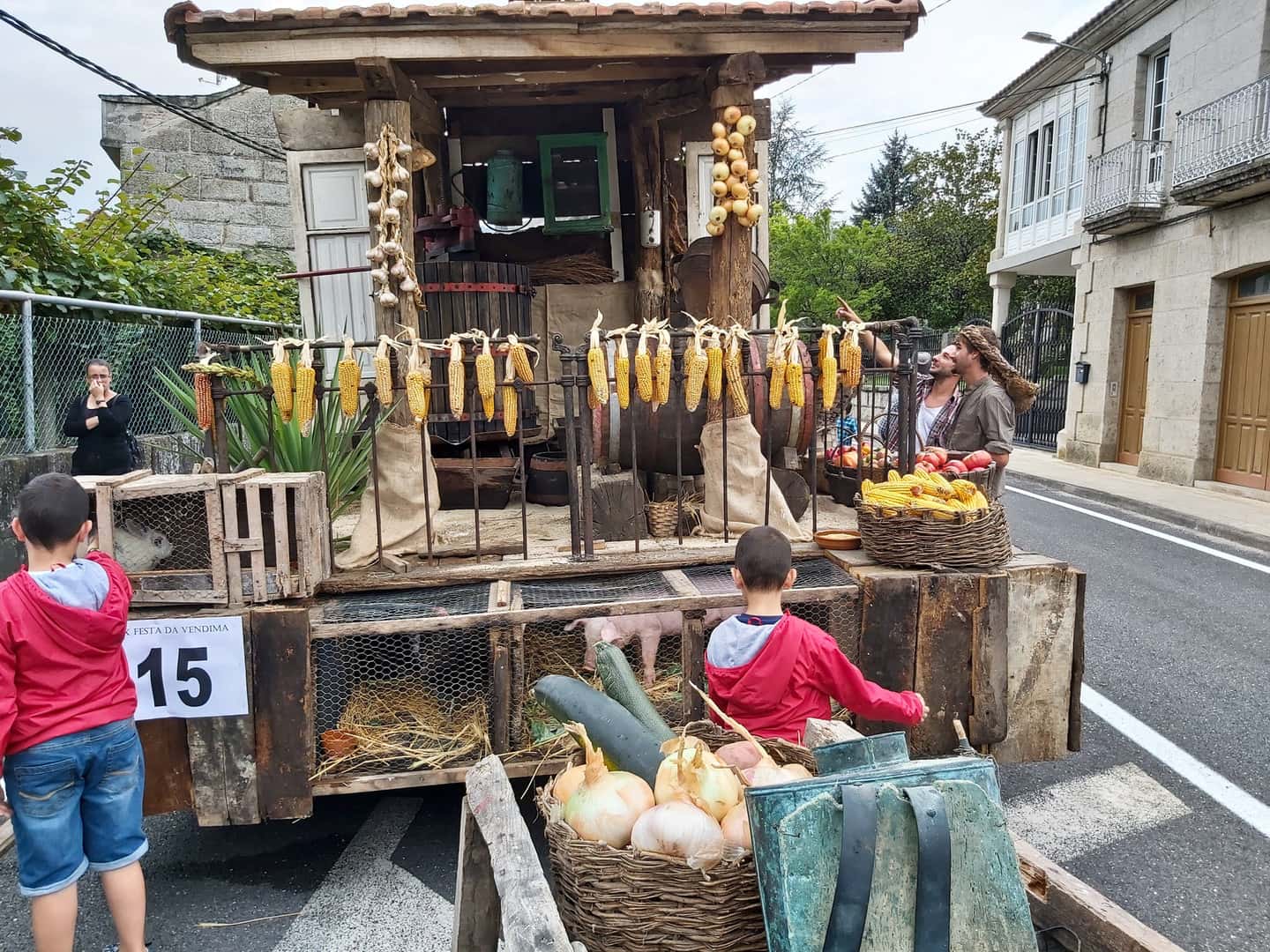 Festa da Vendima de Leiro: carrozas, vino y música