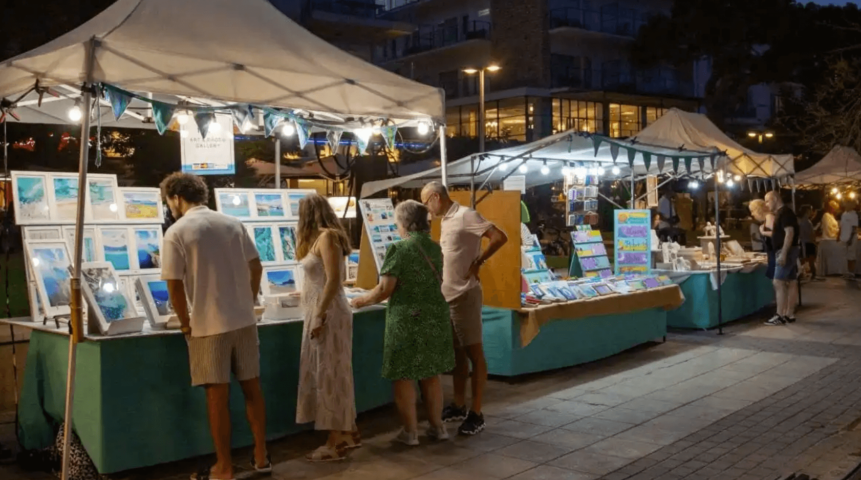 Mercadillo nocturno de Port de Pollença junto al mar