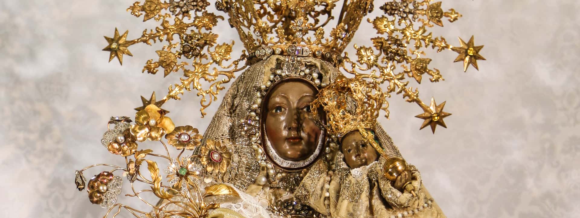 Ofrenda de flores en honor a la Virgen de Monserrate
