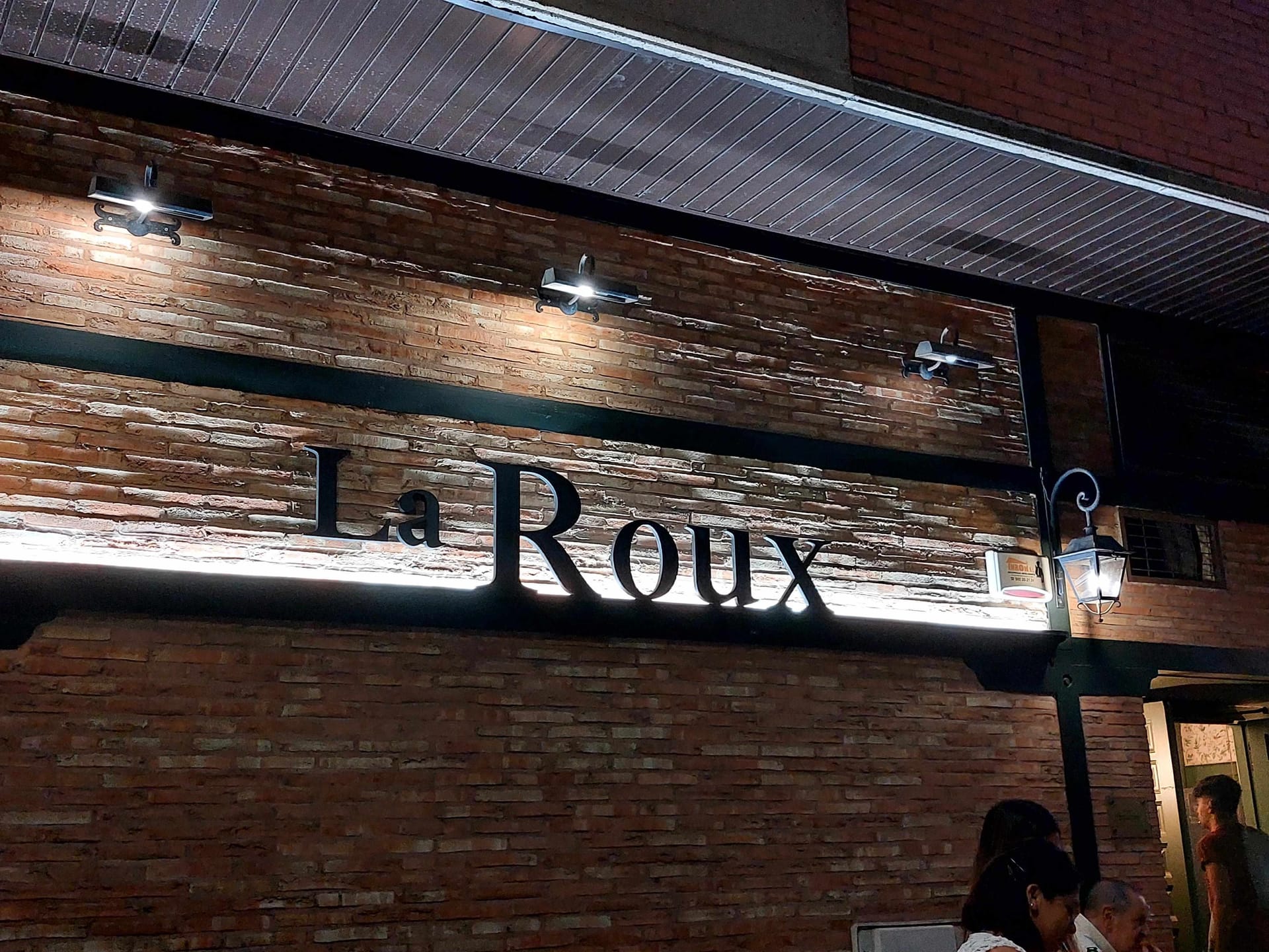 La Roux: terraza acogedora en la calle Altagracia