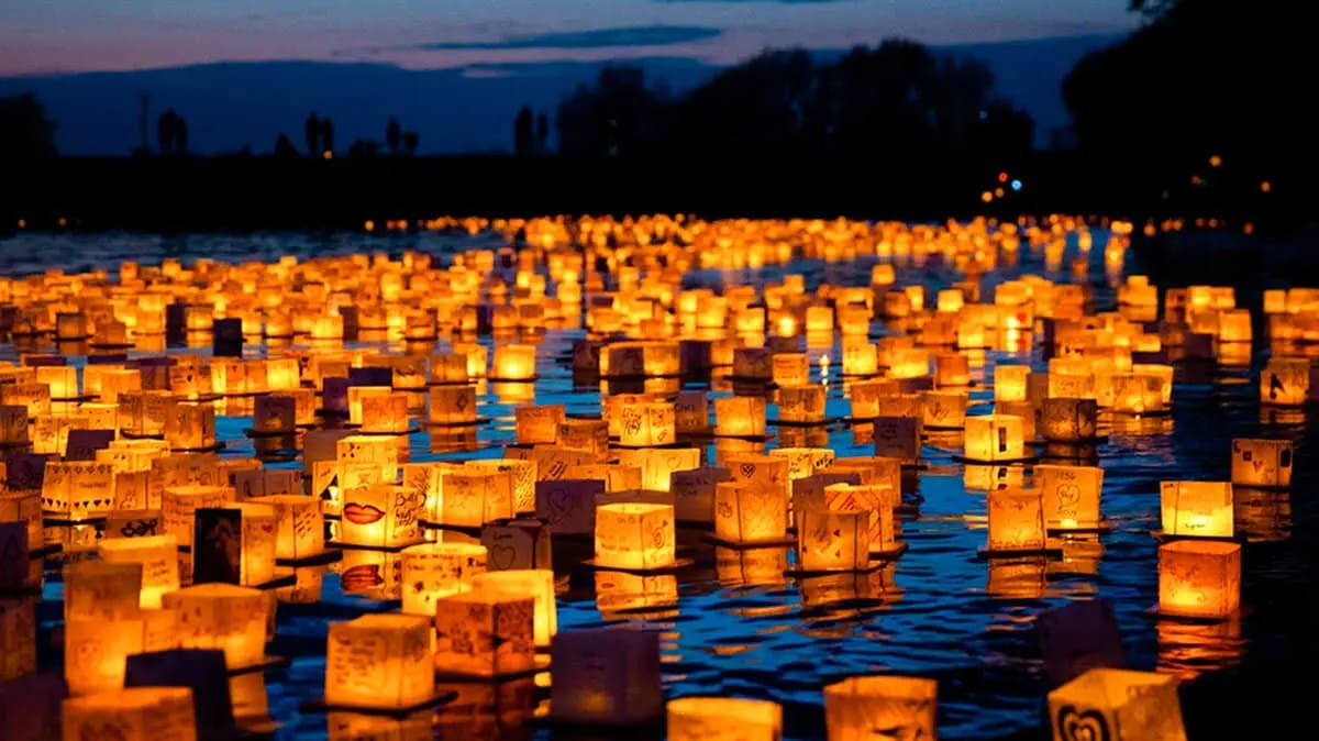 Linternas flotantes sobre el lago de Puerto Venecia