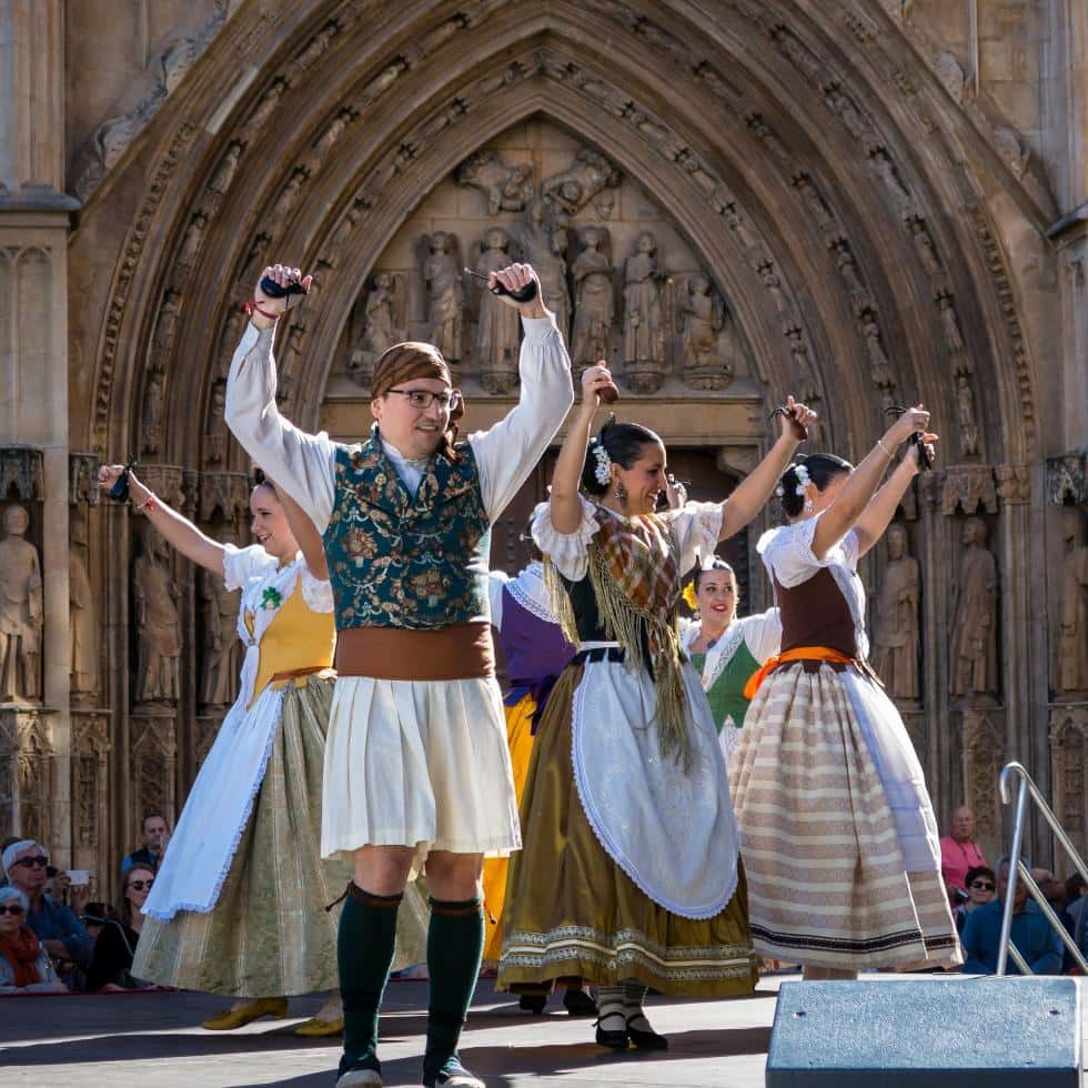 El Día de la Danza Tradicional llenó la Plaza de la Reina