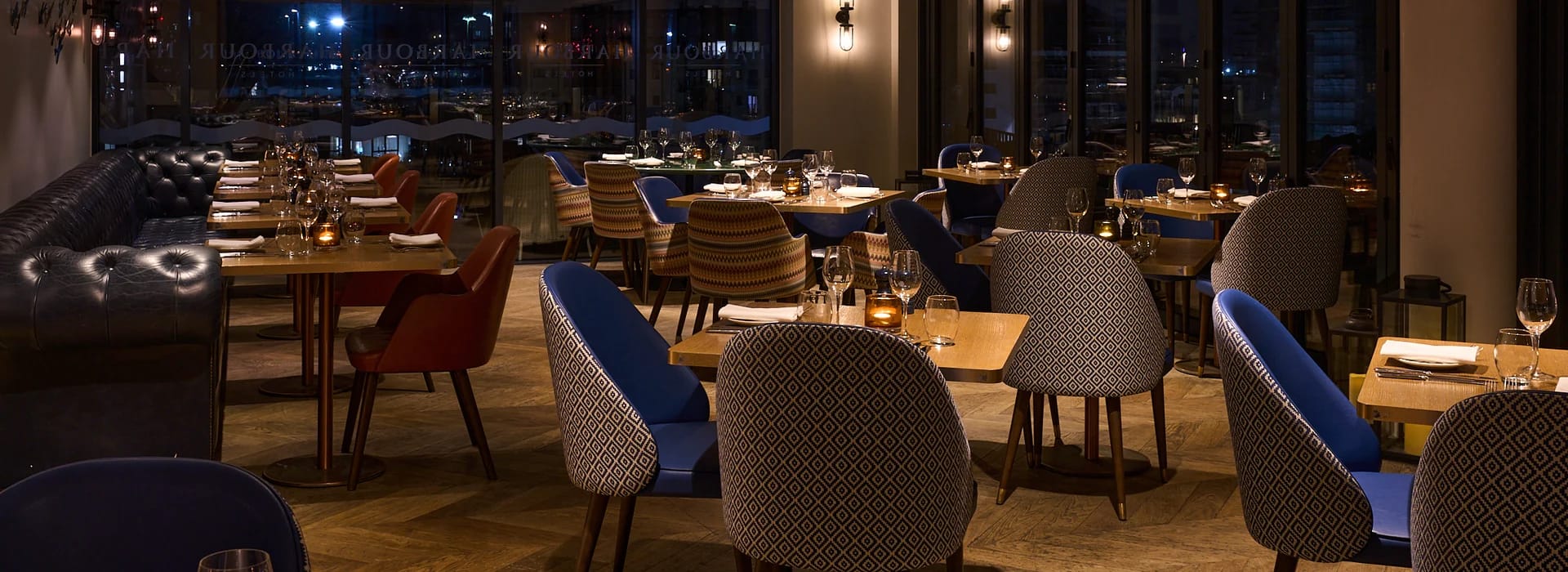 Comer con vistas al puerto en HarBAR on 6th