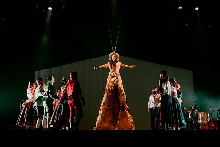Sandra Monfort llevó el folclore al Teatro Romano