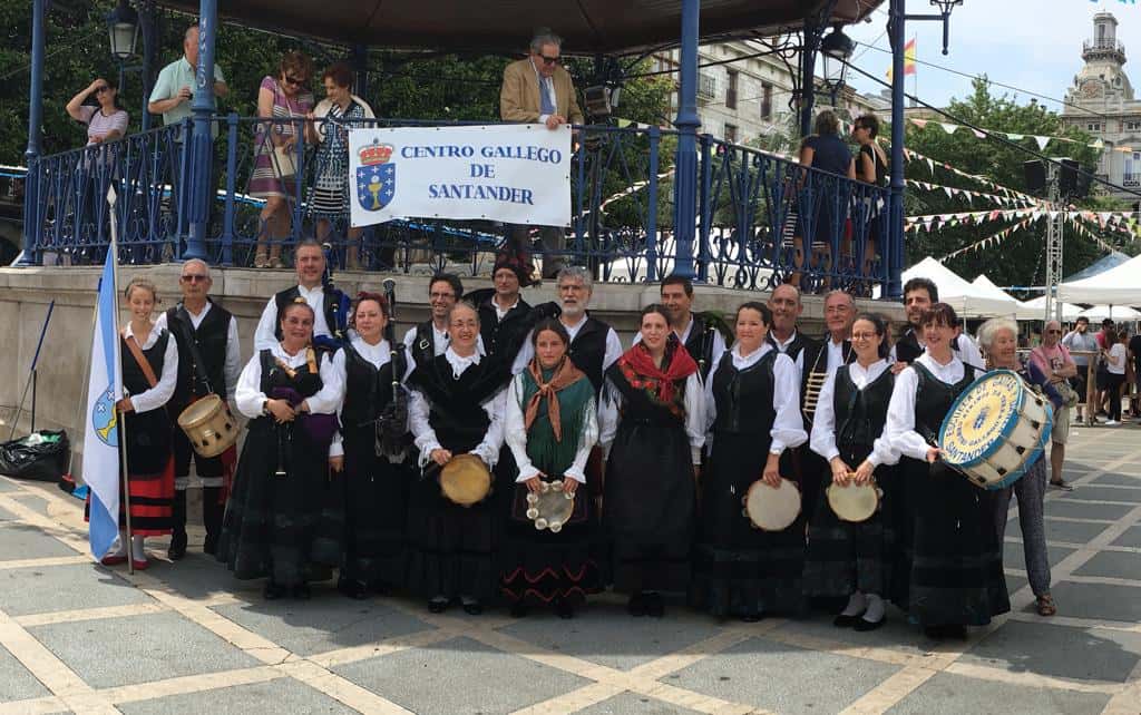 Procesión de Santiago y actuación de los grupos folclóricos