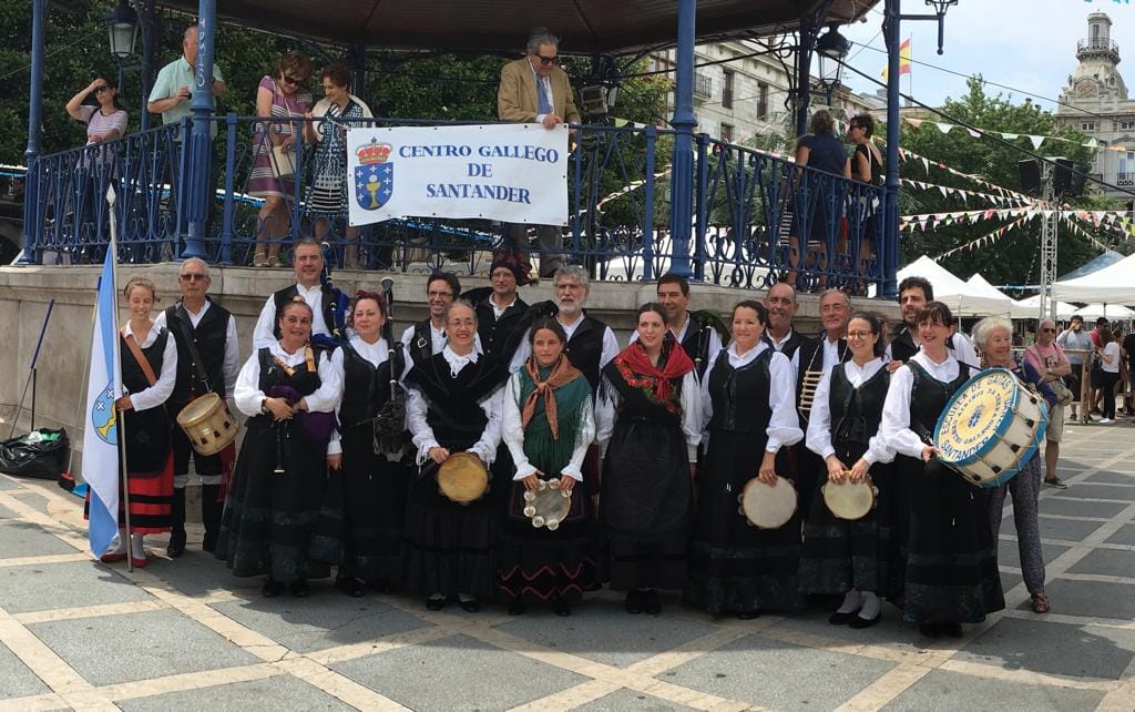 Procesión de Santiago y actuación de los grupos folclóricos