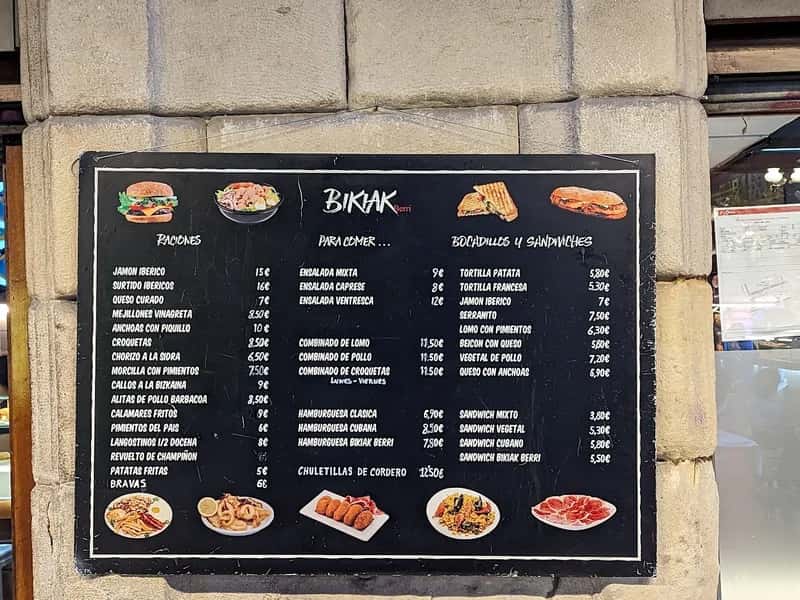 Pintxos y ambiente local en el Bar BIKIAK berri de Bilbao