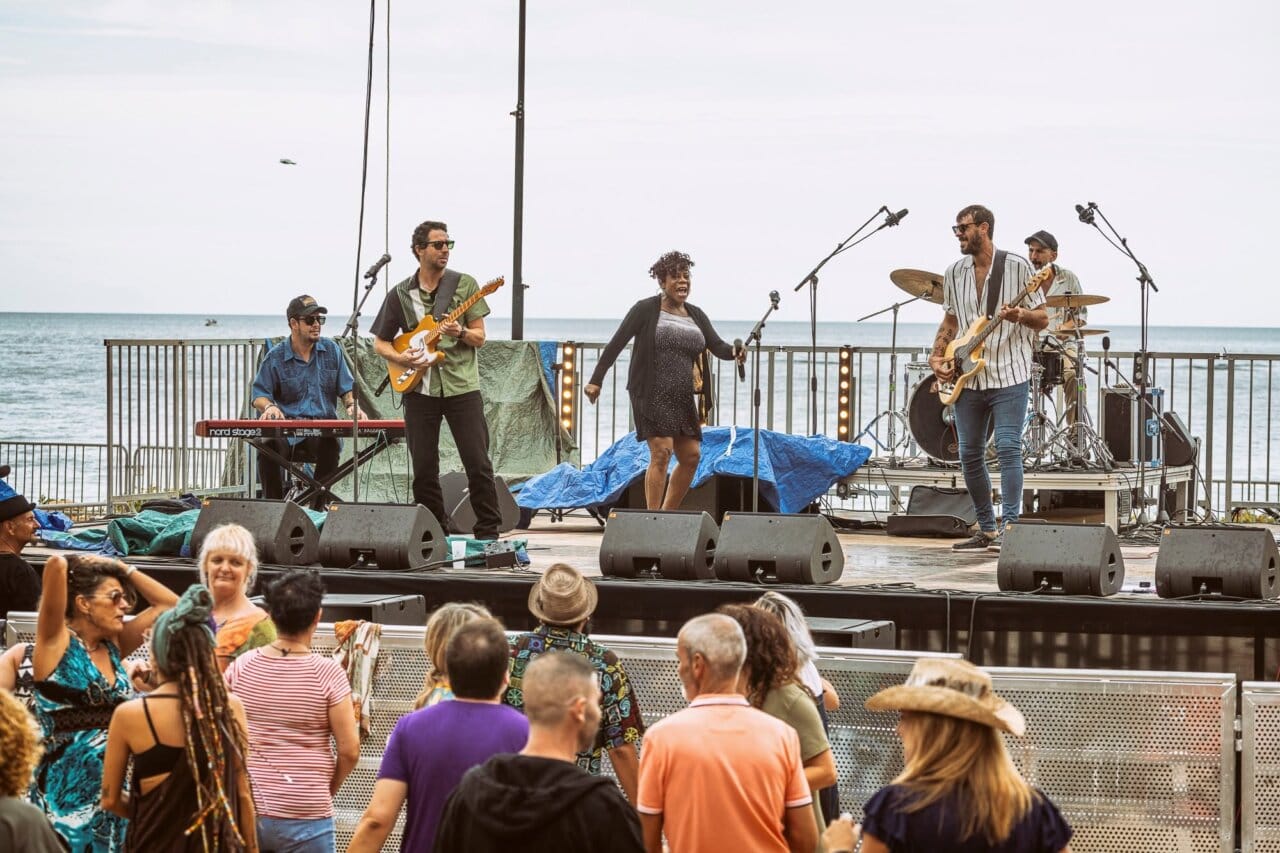 Las fiestas de Cala de Bou llenan octubre de música