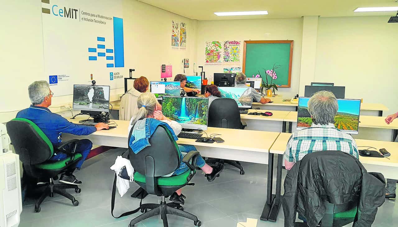 Cursos y talleres tecnológicos en el aula CeMIT de Betanzos