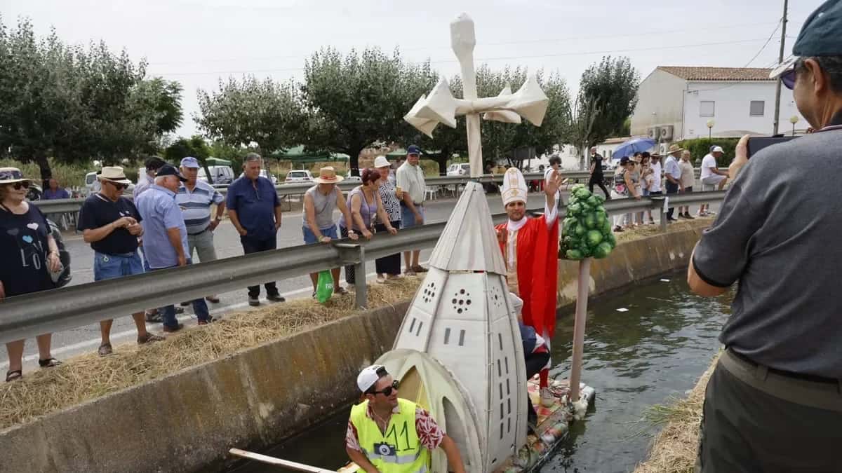 La Transèquia vuelve a llenar de barcos el Canal de Pinyana