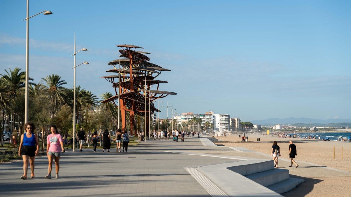 El nuevo paseo de La Pineda, plan familiar junto al mar