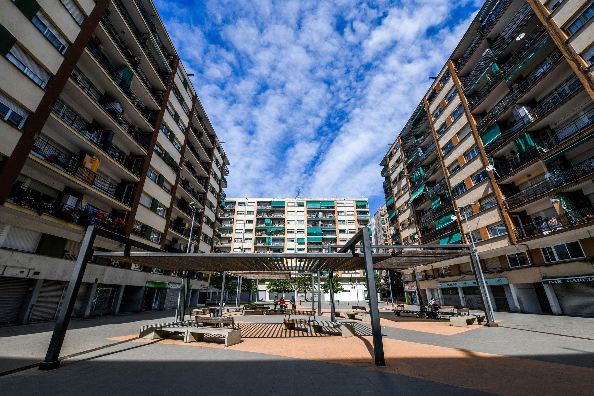 Gimnasia suave al aire libre en el barrio de Las Torres