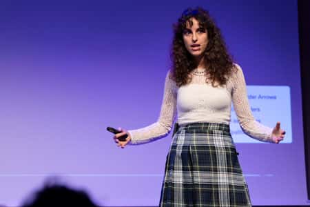 Escola de pensament. Conspiracions: Xerrada La conspiració de la tecnologia: Júlia Nueno