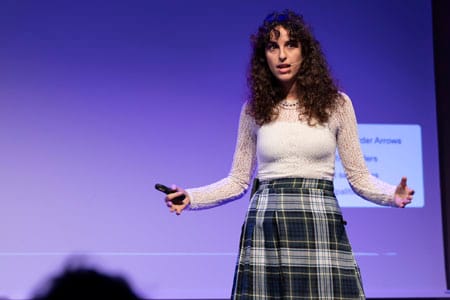 Escola de pensament. Conspiracions: Xerrada La conspiració de la tecnologia: Júlia Nueno