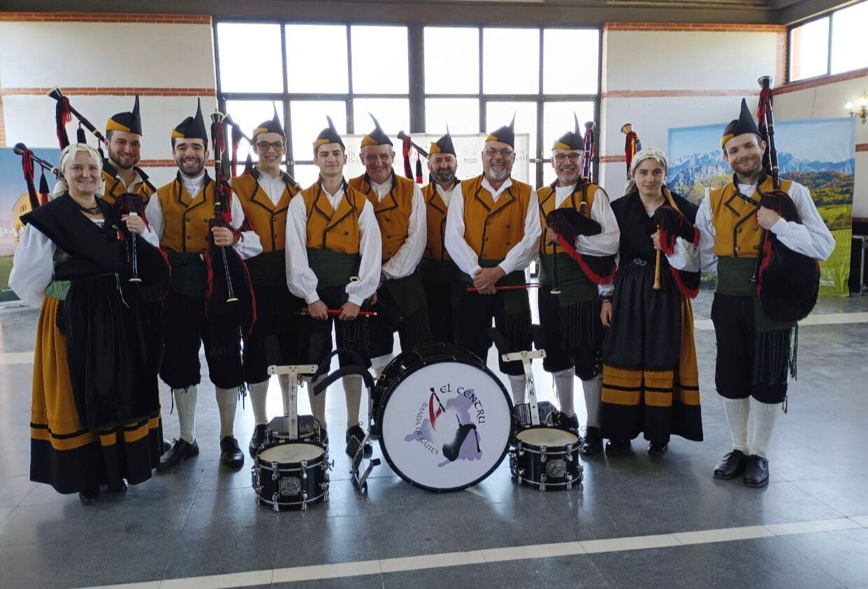 Actuación de Banda de Gaitas Centro Asturiano