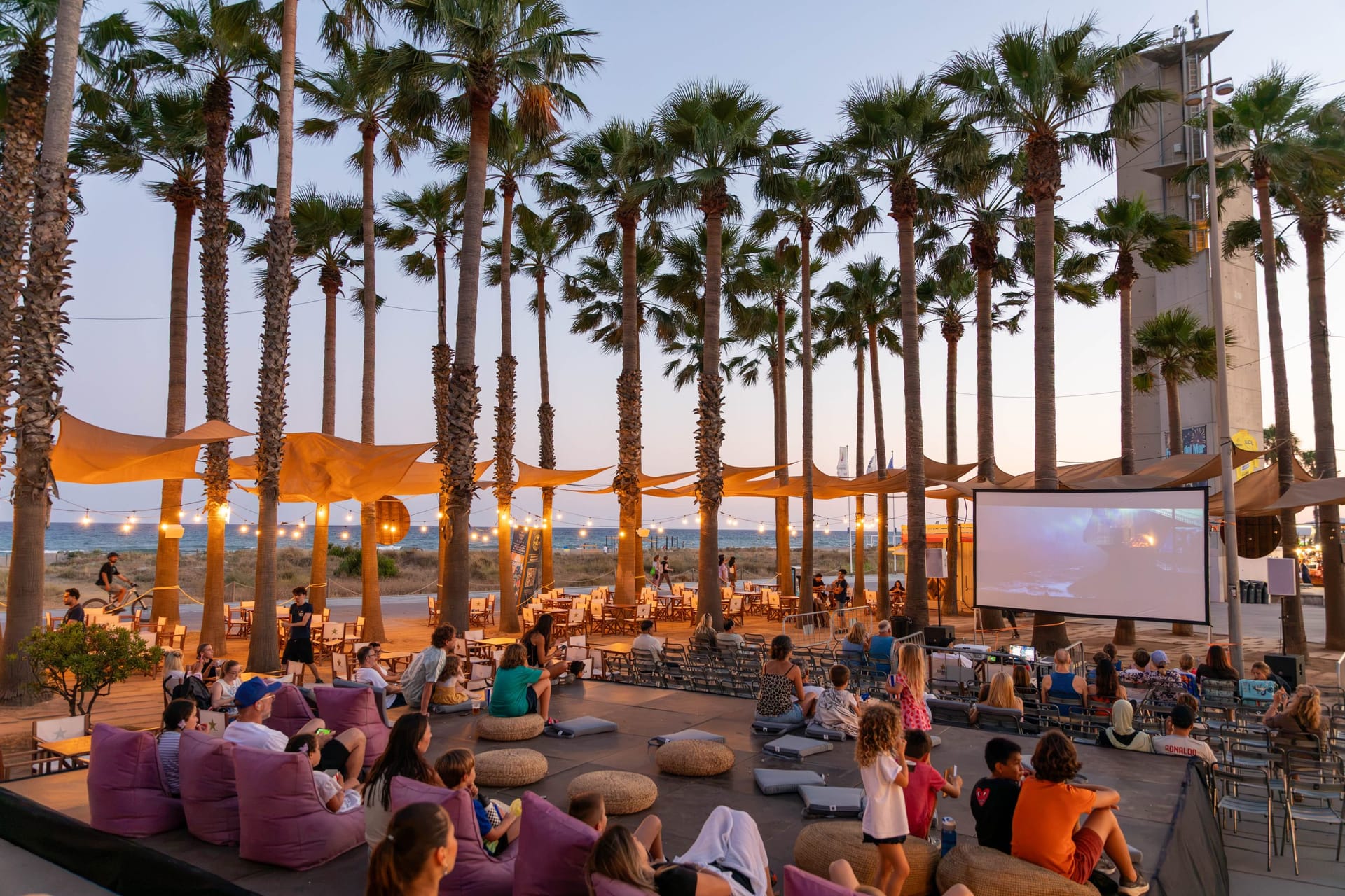 El Palm Market dinamiza las noches de Castelldefels