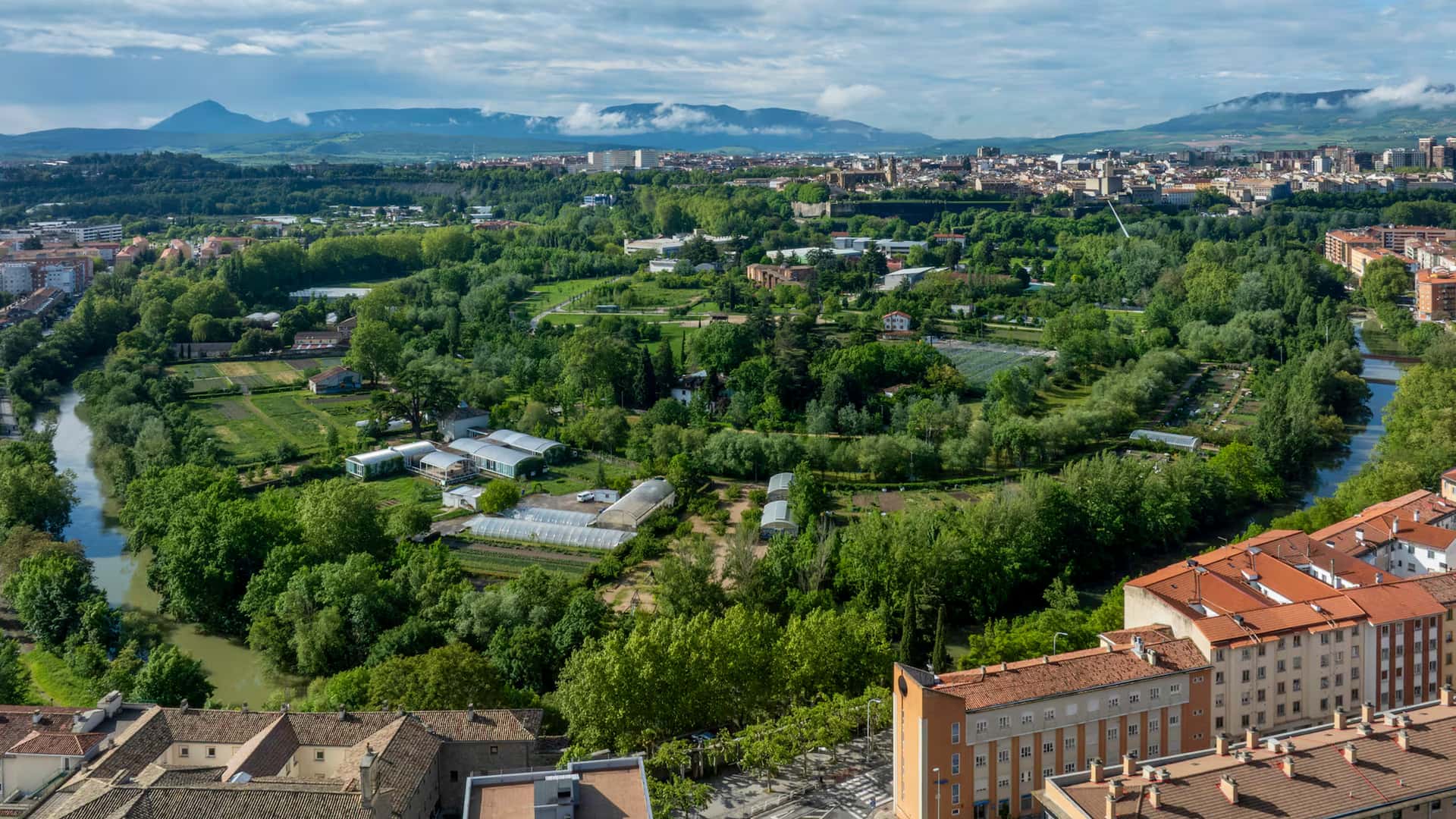 Guía de piscinas y complejos deportivos en Pamplona 2026